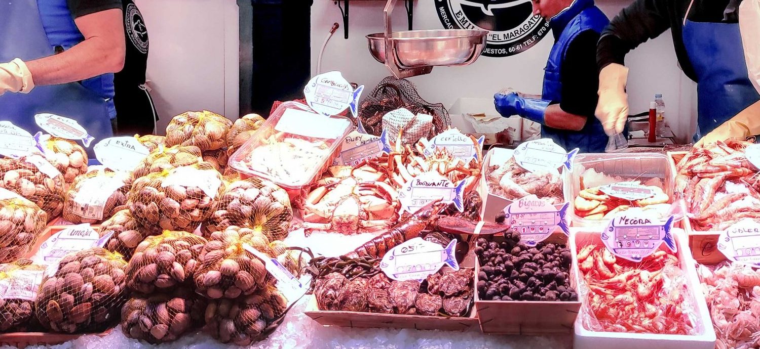 Bandejas de marisco fresco en el puesto de Pescadería Maragato en el Mercado Central