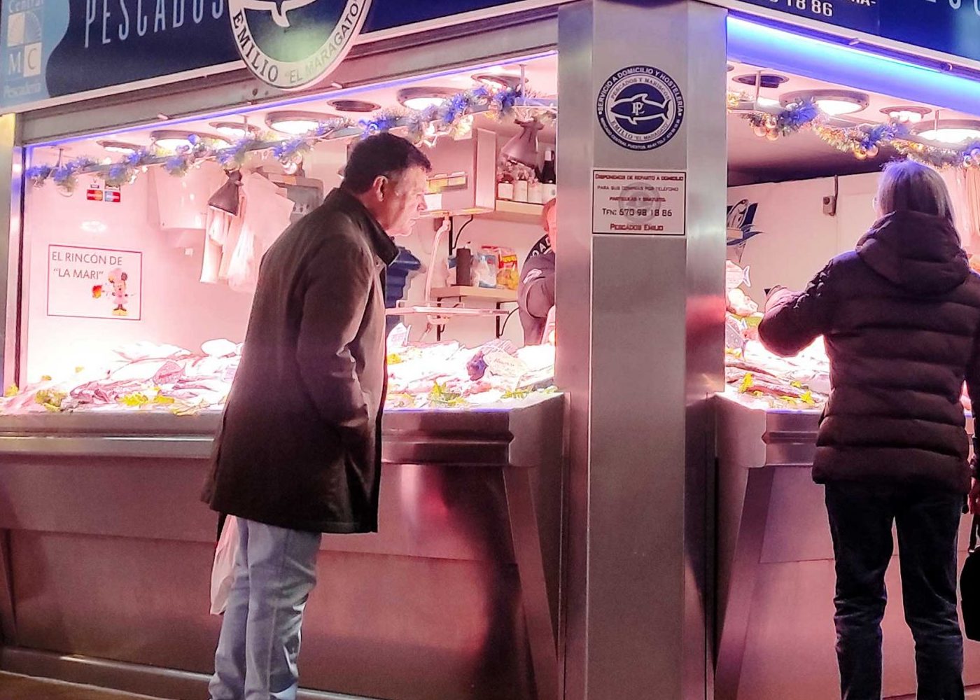 Clientes atendidos en el mostrador de Pescadería Maragato