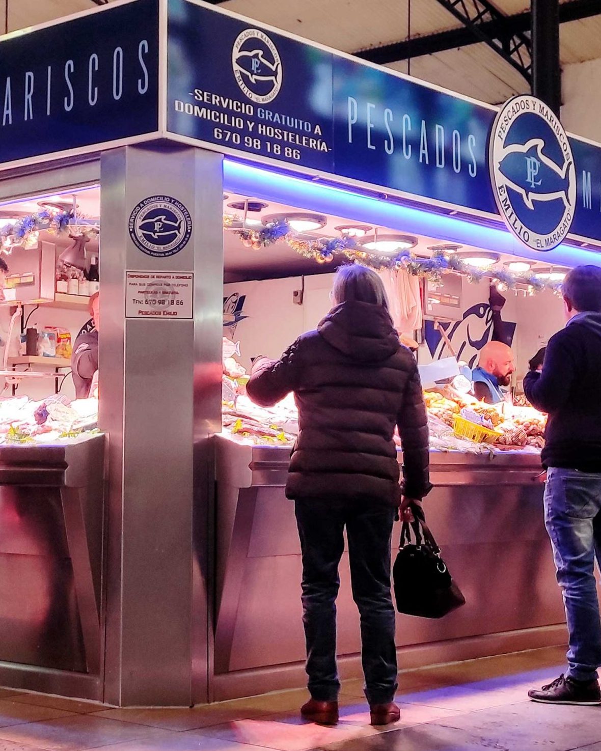 Puesto de Pescadería Maragato con el cartel de servicio gratuito a domicilio y hostelería