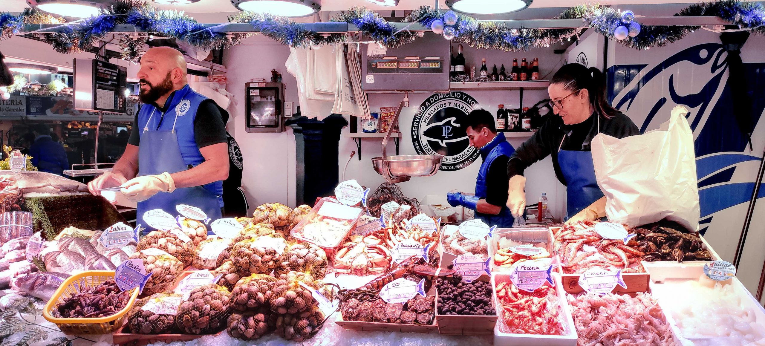 Equipo de Pescadería Maragato preparando pedidos